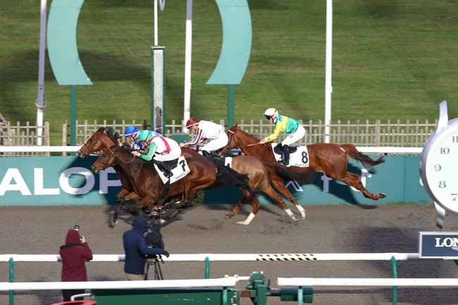 Photo d'arrivée de la course pmu PRIX DES SALLES DU LOGIS à CHANTILLY le Lundi 10 novembre 2025