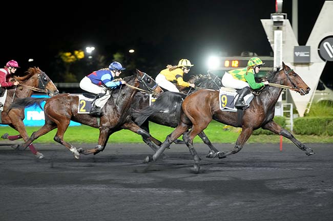 Photo d'arrivée de la course pmu PRIX FONTENAYTHON 94 (PRIX DYNAMENE) à PARIS-VINCENNES le Vendredi 14 novembre 2025