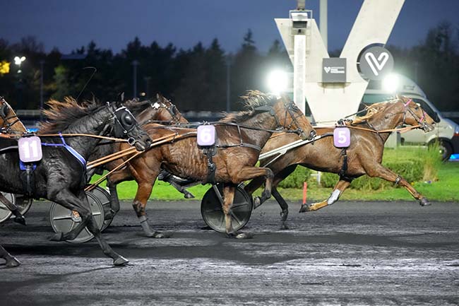 Photo d'arrivée de la course pmu PRIX DE COSSE-LE-VIVIEN à PARIS-VINCENNES le Dimanche 16 novembre 2025