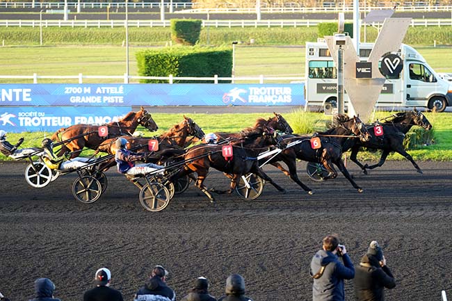 Photo d'arrivée de la course pmu PRIX DE MONTIGNAC-CHARENTE à PARIS-VINCENNES le Lundi 17 novembre 2025