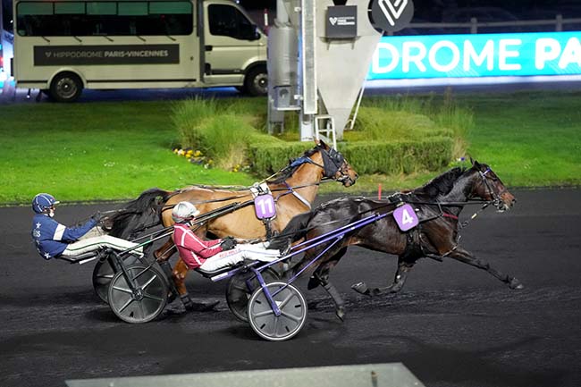 Photo d'arrivée de la course pmu PRIX DE CASSAIGNE à PARIS-VINCENNES le Lundi 17 novembre 2025