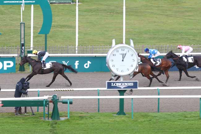 Photo d'arrivée de la course pmu PRIX DU CHATEAU DE PIERREFONDS à CHANTILLY le Mardi 18 novembre 2025