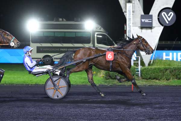 Photo d'arrivée de la course pmu PRIX DE CARENTAN à PARIS-VINCENNES le Mardi 18 novembre 2025