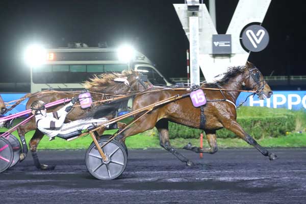 Photo d'arrivée de la course pmu PRIX TITAN à PARIS-VINCENNES le Mardi 18 novembre 2025