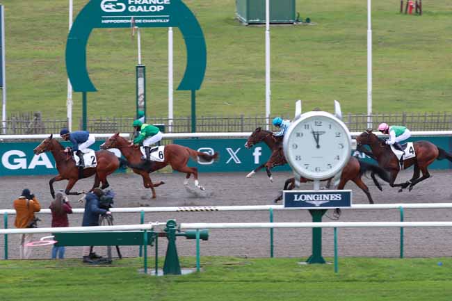 Photo d'arrivée de la course pmu PRIX DE L'EPERON à CHANTILLY le Vendredi 21 novembre 2025