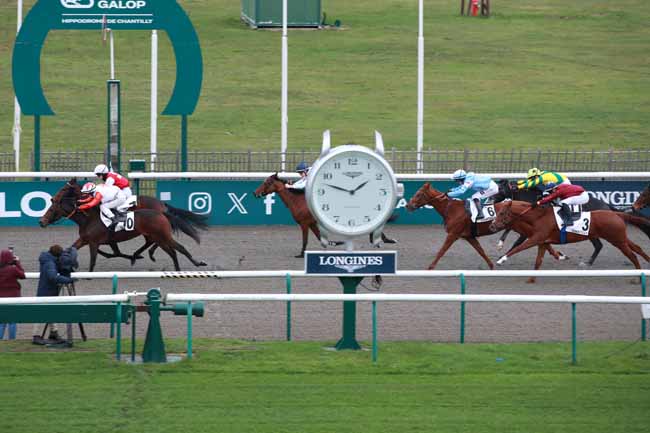 Photo d'arrivée de la course pmu PRIX D'ORROUY à CHANTILLY le Vendredi 21 novembre 2025