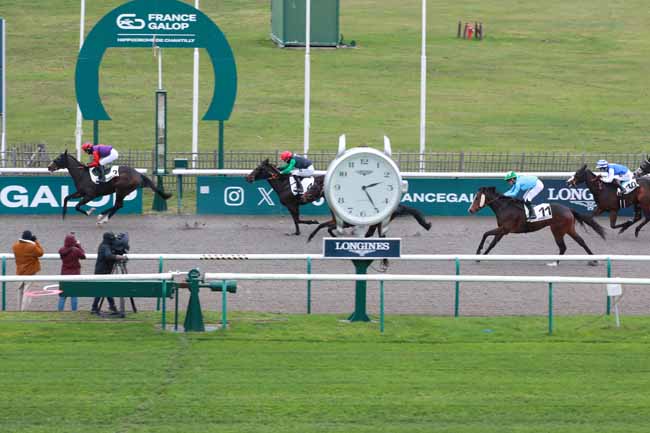 Photo d'arrivée de la course pmu PRIX DE L'ABBAYE à CHANTILLY le Vendredi 21 novembre 2025