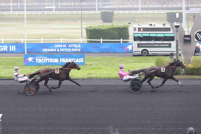 Photo d'arrivée de la course pmu PRIX VOURASIE à PARIS-VINCENNES le Samedi 22 novembre 2025