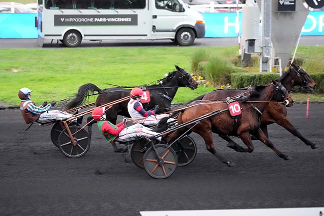 Photo d'arrivée de la course pmu PRIX DE MESLAY-DU-MAINE à PARIS-VINCENNES le Lundi 24 novembre 2025