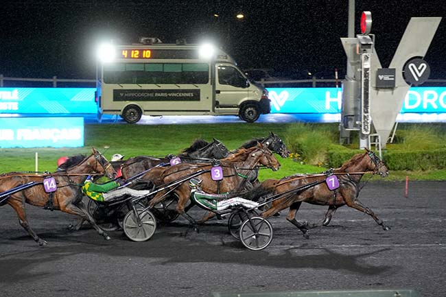 Photo d'arrivée de la course pmu PRIX D'HENNEBONT à PARIS-VINCENNES le Lundi 24 novembre 2025
