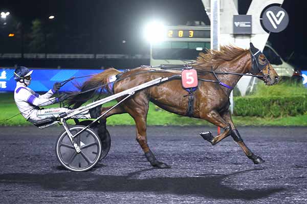 Photo d'arrivée de la course pmu PRIX OTTILIA à PARIS-VINCENNES le Vendredi 28 novembre 2025