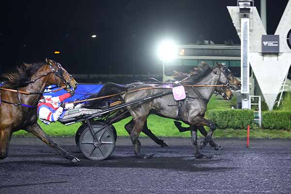 Photo d'arrivée de la course pmu PRIX DES RENCONTRES INTERNATIONALES à PARIS-VINCENNES le Vendredi 28 novembre 2025