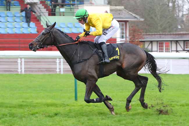 Photo d'arrivée de la course pmu PRIX GENERAL DE SAINT-DIDIER à COMPIEGNE le Vendredi 28 novembre 2025