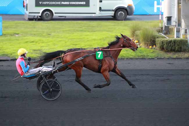 Photo d'arrivée de la course pmu PRIX RFM (PRIX DE L'EURE) à PARIS-VINCENNES le Dimanche 30 novembre 2025