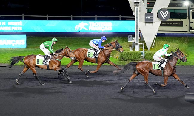 Photo d'arrivée de la course pmu PRIX D'AMBRIERES-LES-VALLEES (FINALE DU GRAND NATIONAL DES JOCKEYS) à PARIS-VINCENNES le Dimanche 30 novembre 2025