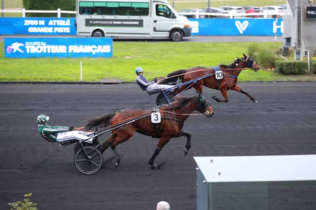 Photo d'arrivée de la course pmu PRIX DE CRESSERONS à PARIS-VINCENNES le Lundi 1 décembre 2025