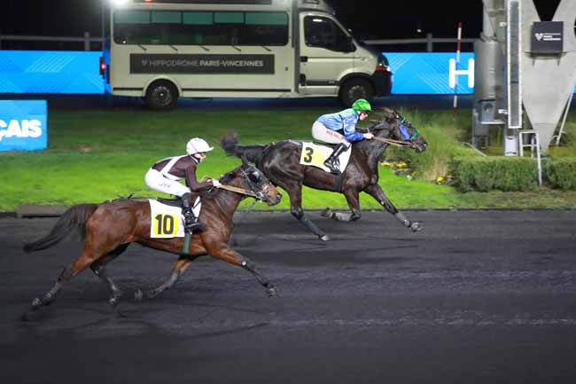 Photo d'arrivée de la course pmu PRIX DE COURSEULLES à PARIS-VINCENNES le Lundi 1 décembre 2025