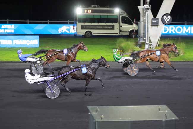 Photo d'arrivée de la course pmu PRIX DE PORTBAIL à PARIS-VINCENNES le Lundi 1 décembre 2025