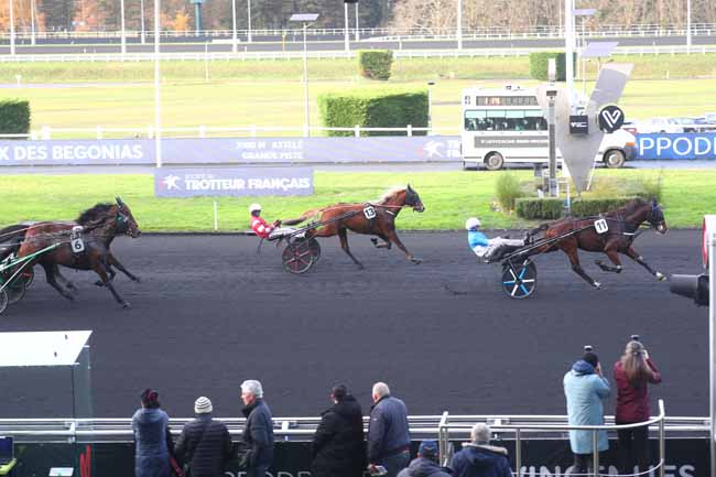 Photo d'arrivée de la course pmu PRIX DES BEGONIAS à PARIS-VINCENNES le Jeudi 4 décembre 2025
