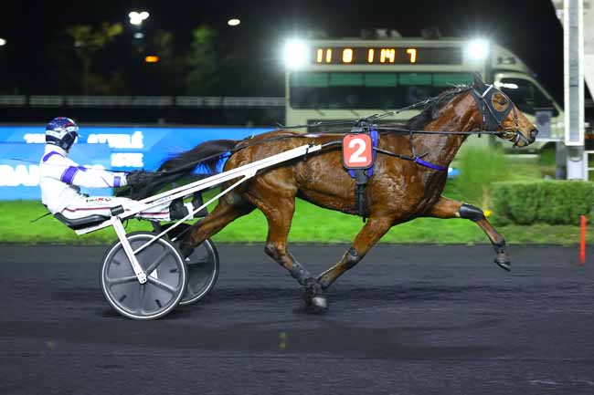 Photo d'arrivée de la course pmu PRIX MENKALINAN à PARIS-VINCENNES le Vendredi 5 décembre 2025
