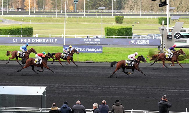 Photo d'arrivée de la course pmu PRIX D'HIESVILLE à PARIS-VINCENNES le Samedi 6 décembre 2025