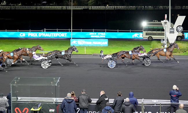 Photo d'arrivée de la course pmu PRIX D'HAUTEFORT à PARIS-VINCENNES le Samedi 6 décembre 2025