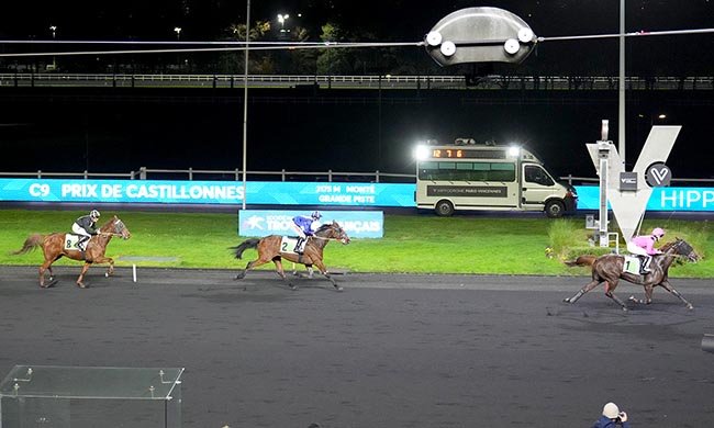 Photo d'arrivée de la course pmu PRIX DE CASTILLONNES à PARIS-VINCENNES le Samedi 6 décembre 2025