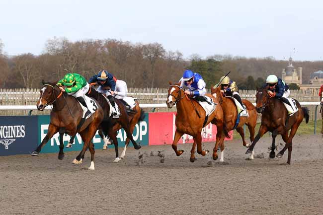 Photo d'arrivée de la course pmu PRIX DE LA ROUTE DU DUC D'ENGHIEN à CHANTILLY le Samedi 6 décembre 2025