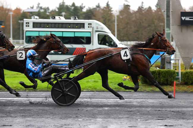 Photo d'arrivée de la course pmu PRIX DE DARVAULT à PARIS-VINCENNES le Dimanche 7 décembre 2025