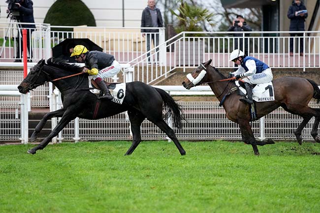 Photo d'arrivée de la course pmu PRIX CHALET à AUTEUIL le Dimanche 7 décembre 2025