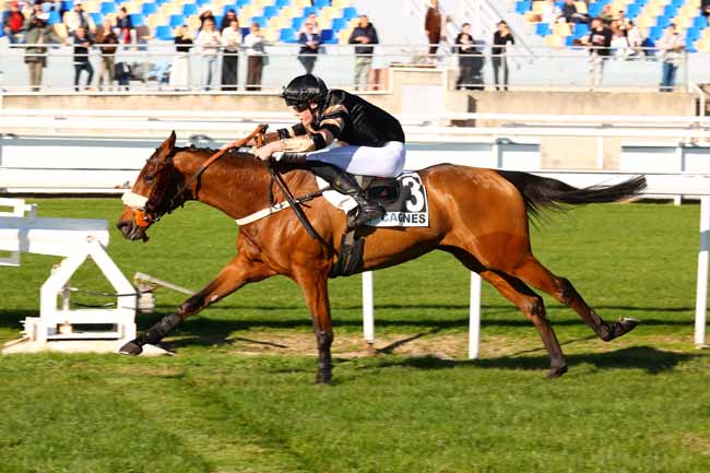 Photo d'arrivée de la course pmu PRIX DU COL DU PUYMORENS à CAGNES-SUR-MER le Lundi 8 décembre 2025