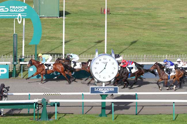 Photo d'arrivée de la course pmu PRIX DES PISTES DE LAMORLAYE à CHANTILLY le Mardi 9 décembre 2025