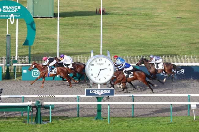 Photo d'arrivée de la course pmu PRIX DE LA PISTE D'AVILLY à CHANTILLY le Mardi 9 décembre 2025