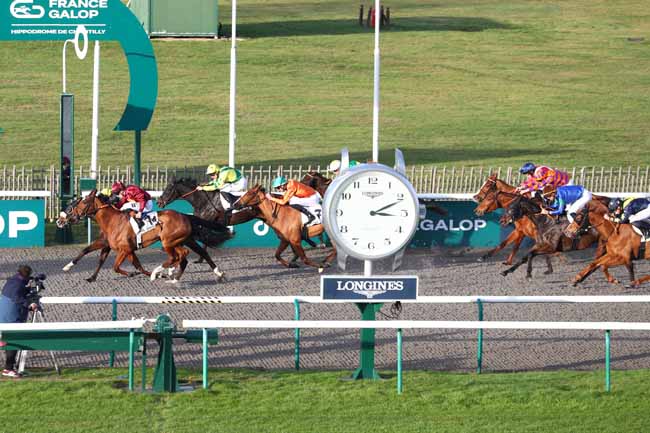 Photo d'arrivée de la course pmu PRIX DE L'ENGUERANDE à CHANTILLY le Mardi 9 décembre 2025