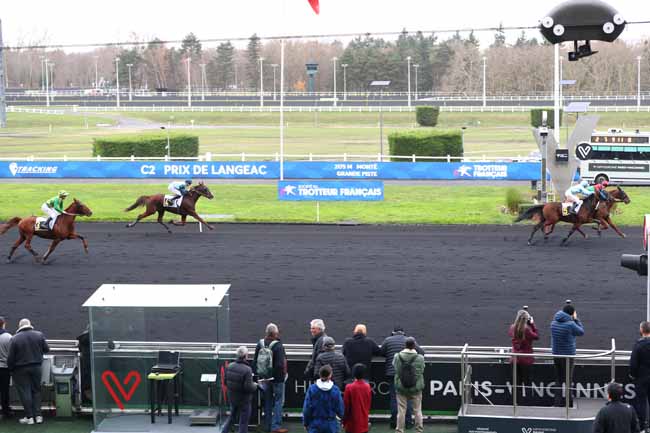 Photo d'arrivée de la course pmu PRIX DE LANGEAC à PARIS-VINCENNES le Mercredi 10 décembre 2025