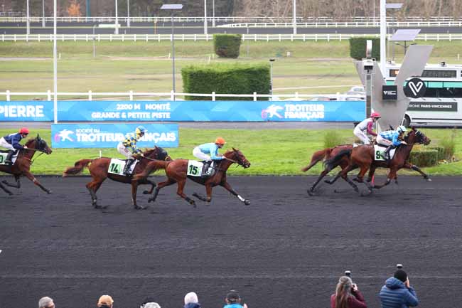 Photo d'arrivée de la course pmu PRIX DE VALDAMPIERRE à PARIS-VINCENNES le Mercredi 10 décembre 2025