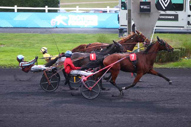 Photo d'arrivée de la course pmu PRIX DU POITOU-CHARENTES à PARIS-VINCENNES le Mercredi 10 décembre 2025