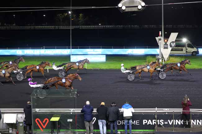 Photo d'arrivée de la course pmu PRIX DE BLANQUEFORT à PARIS-VINCENNES le Mercredi 10 décembre 2025