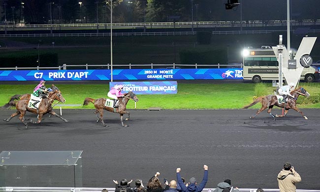 Photo d'arrivée de la course pmu PRIX D'APT à PARIS-VINCENNES le Samedi 13 décembre 2025