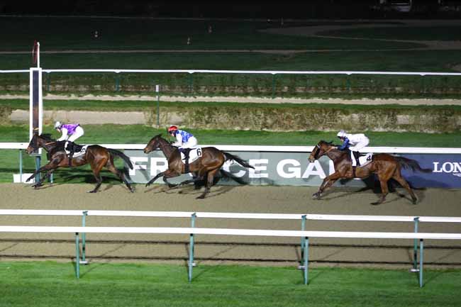 Photo d'arrivée de la course pmu PRIX DES VAGUES à DEAUVILLE le Samedi 13 décembre 2025