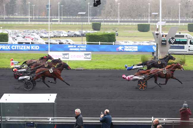Photo d'arrivée de la course pmu PRIX CITIZEN KID (PRIX JULES LEPENNETIER) à PARIS-VINCENNES le Dimanche 14 décembre 2025
