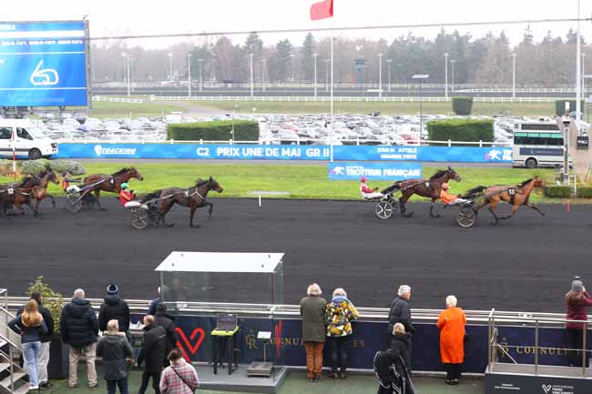 Photo d'arrivée de la course pmu PRIX UNE DE MAI à PARIS-VINCENNES le Dimanche 14 décembre 2025