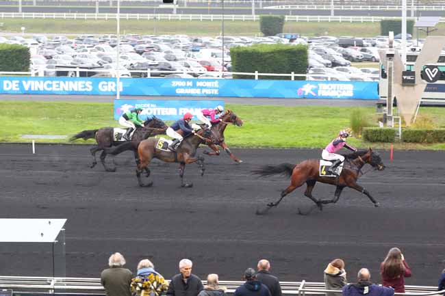 Photo d'arrivée de la course pmu PRIX DE VINCENNES à PARIS-VINCENNES le Dimanche 14 décembre 2025