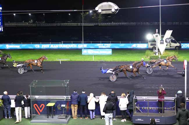 Photo d'arrivée de la course pmu PRIX DE CHATEAUDUN (PRIX JEAN DUMOUCH) à PARIS-VINCENNES le Dimanche 14 décembre 2025