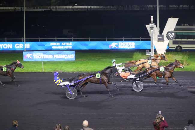 Photo d'arrivée de la course pmu PRIX ALBERT RAYON à PARIS-VINCENNES le Dimanche 14 décembre 2025