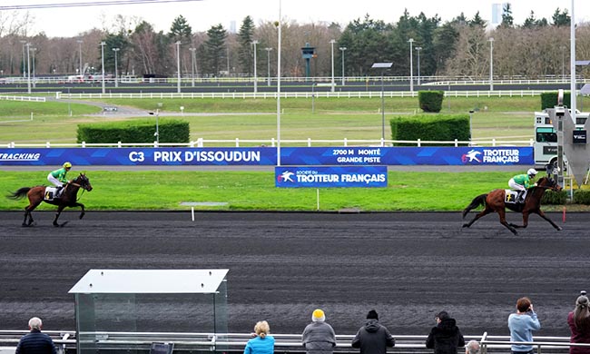 Photo d'arrivée de la course pmu PRIX D'ISSOUDUN à PARIS-VINCENNES le Mercredi 17 décembre 2025
