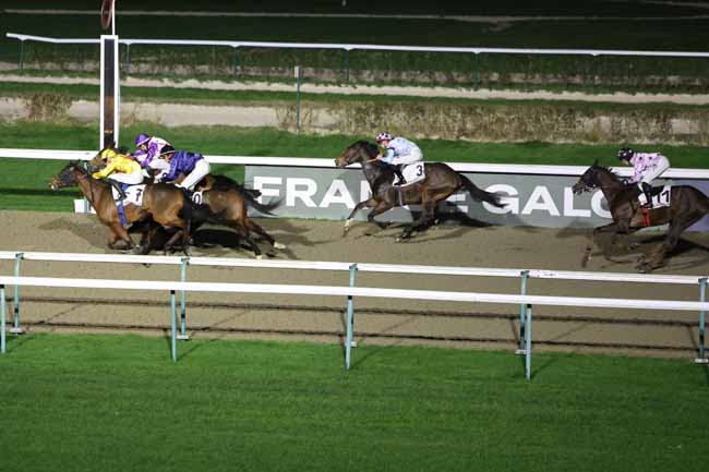 Photo d'arrivée de la course pmu PRIX DU SENTIER DU LITTORAL à DEAUVILLE le Mercredi 17 décembre 2025