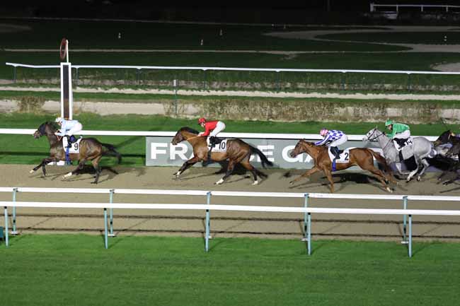 Photo d'arrivée de la course pmu PRIX DE SAINT-VALERY-EN-CAUX à DEAUVILLE le Mercredi 17 décembre 2025