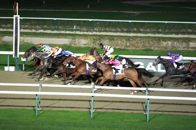 Photo d'arrivée de la course pmu PRIX DU VAL D'ORNE à DEAUVILLE le Jeudi 18 décembre 2025