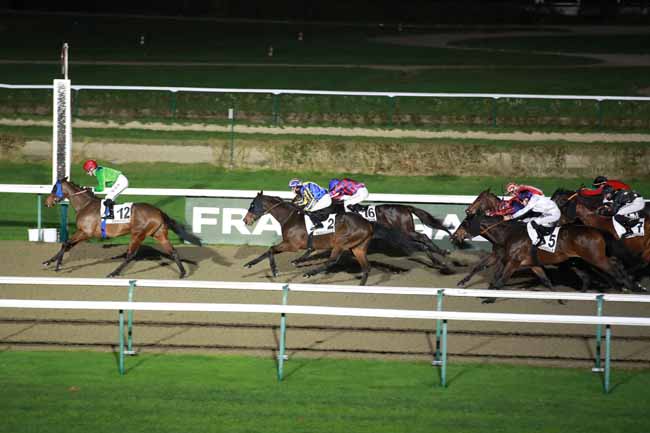 Photo d'arrivée de la course pmu PRIX DU DOMFRONTAIS à DEAUVILLE le Jeudi 18 décembre 2025